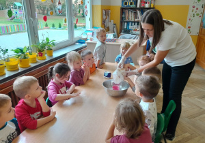 Dzieci odmierzają składniki na masę solną