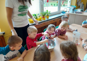 Dzieci odmierzają składniki na masę solną