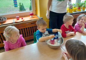 Dzieci odmierzają składniki na masę solną