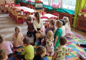 Oglądanie bajki edukacyjnej.