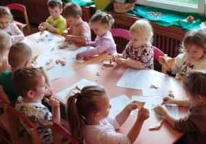 Wydzieranie papieru.