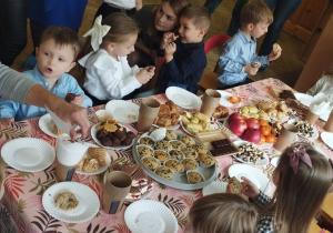 Dzieci jedzą podczas poczęstunku