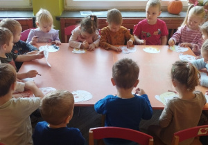 Wspólne kolorowanie emocjonalnych masek.