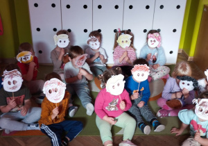 Dzieci w założonych maskach.