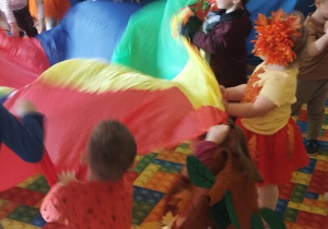 Zabawy z chustą animacyjną.