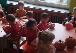 Dzieci ozdabiają dynie.