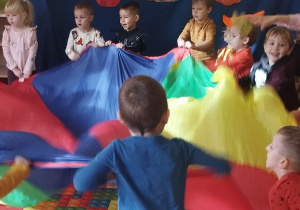 Zabawy z chustą animacyjną.