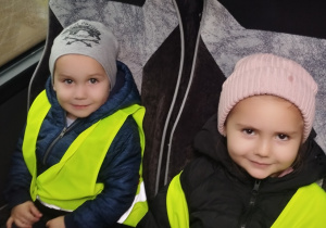 Jazda busem do księgarni.