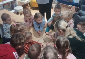 Doświadczenie z pieprzem i płynem do mycia naczyń.