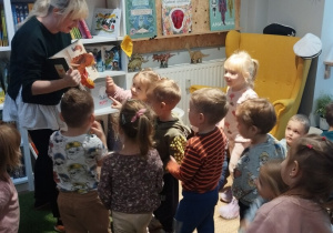 Pani pokazuje nam książki.