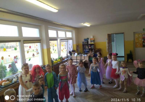 Dzieci tańczą