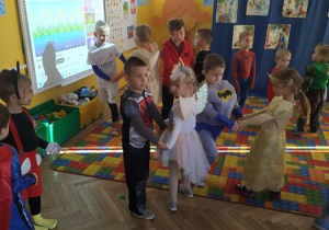 Dzieci tańczą