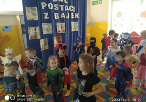 Dzieci tańczą