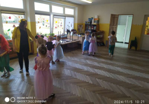 Dzieci tańczą