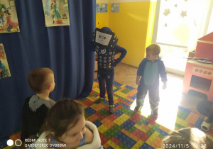 Dzieci tańczą
