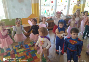 Dzieci tańczą