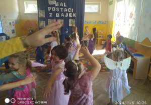 Dzieci tańczą