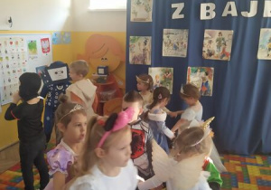 Dzieci tańczą