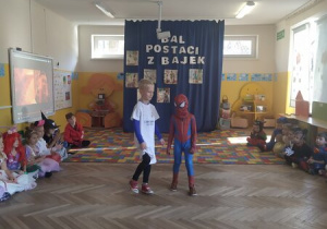 Dzieci tańczą