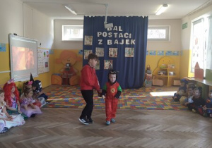Dzieci tańczą
