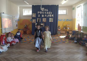 Dzieci tańczą