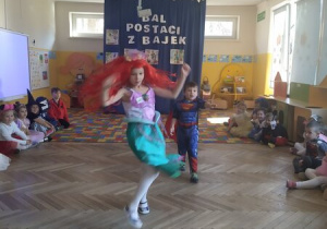 Dzieci tańczą