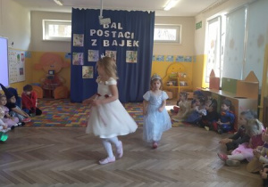 Dzieci tańczą