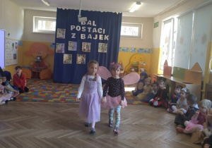 Dzieci tańczą