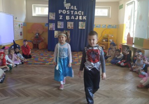 Dzieci tańczą