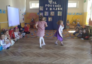 Dzieci tańczą