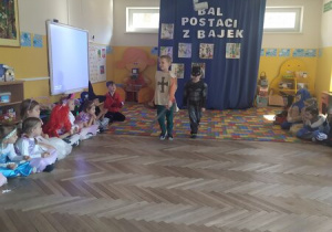 Dzieci tańczą