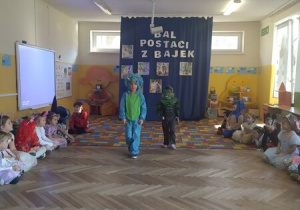 Dzieci tańczą