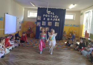 Dzieci tańczą