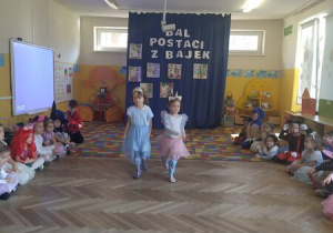 Dzieci tańczą
