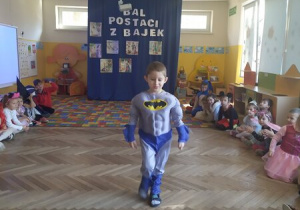 Dzieci tańczą