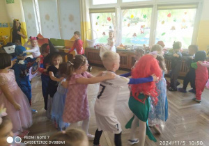 Dzieci tańczą