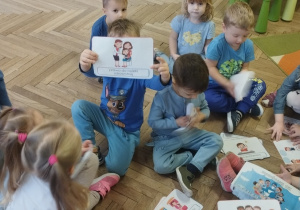 Chłopiec pokazuje dane prawo dziecka.