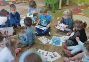 Grupa dzieci wybiera swoje prawo dziecka do omówienia.