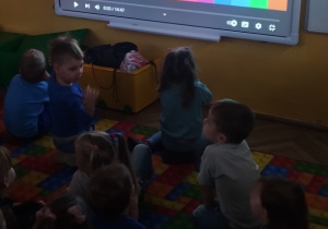 Grupa dzieci ogląda film edukacyjny wszyscy mamy prawa.