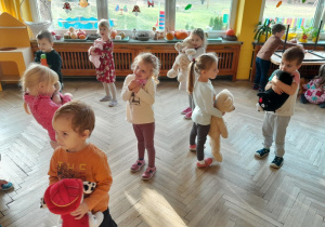 Dzieci podczas zabaw muzyczno-ruchowych z okazji Dnia Pluszowego Misia