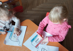 Dziewczynki kolorują żelazka według podanego kodu.