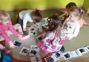 Grupa dzieci segreguje urządzenia domowe na współczesne i dawne.