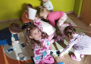 Grupa dzieci szuka par urządzeń domowych współczesnych i dawnych.