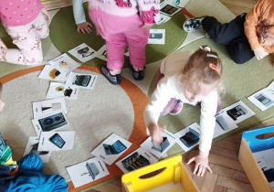 Grupa dzieci segreguje urządzenia domowe.