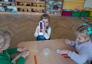 Dziewczynka prezentuje wykonaną kredkę