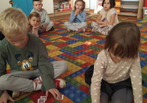 dzieci układają