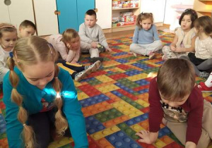dzieci układają