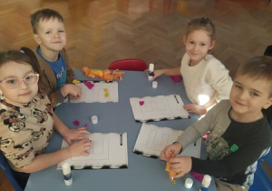 dzieci ozdabiają literę