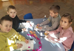 dzieci ozdabiają literę