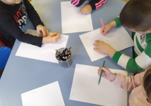 dzieci pisza list